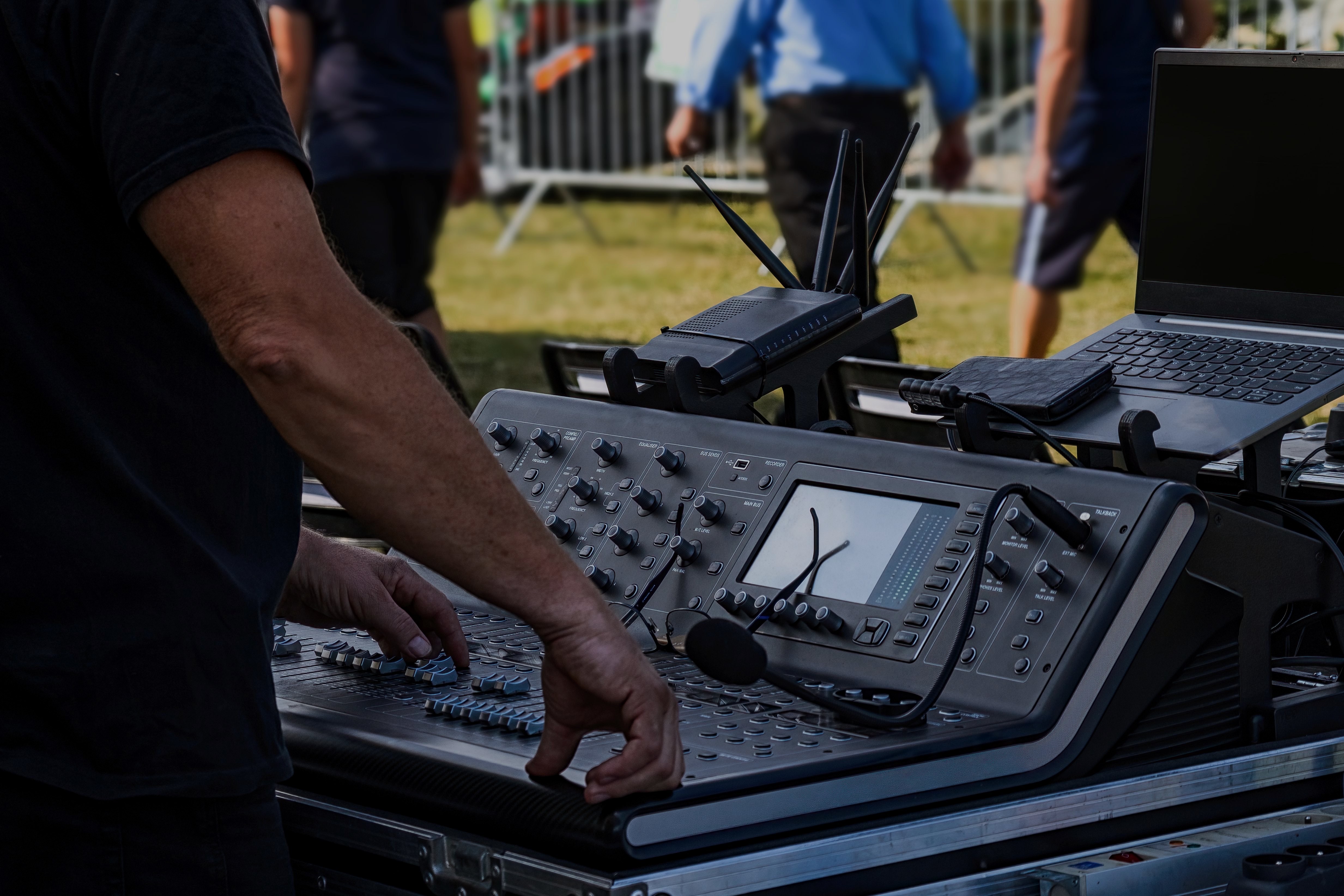 Zvukár pracuje pri digitálnom mixážnom pulte počas eventu
